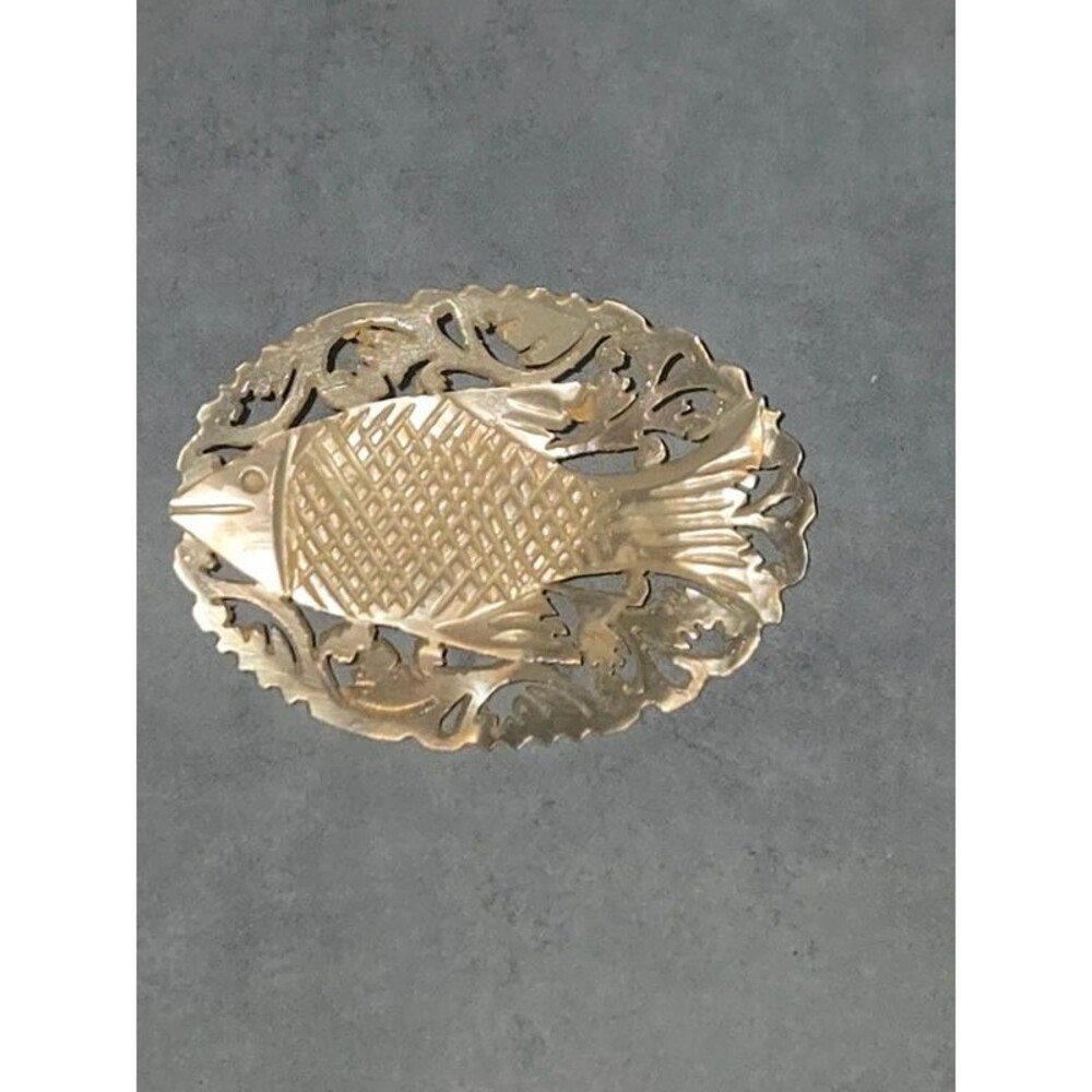 Vtg. 1950s Bethlehem Fish Mother of Pearl Brooch (O-12)